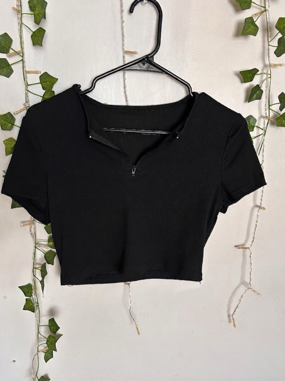 SHEIN Black Ribbed Short Sleeve Zip Crop Top